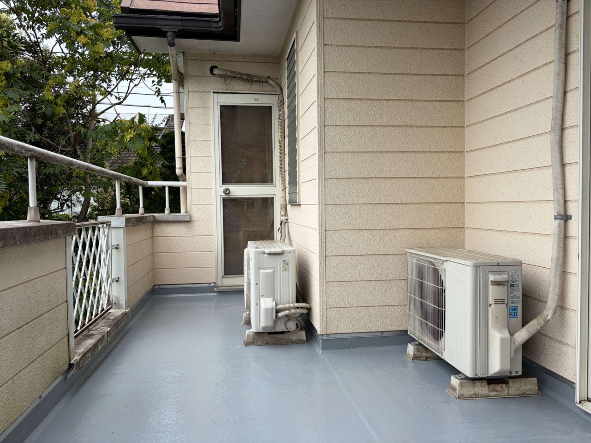 ベランダ防水改修工事 シート防水からFRP防水へリフォームしました
